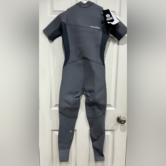 Volcom Boys Size 14 Modulator Wetsuit 2 mm Chest Zip Short Sleeve Grey NWT - Picture 4 of 7